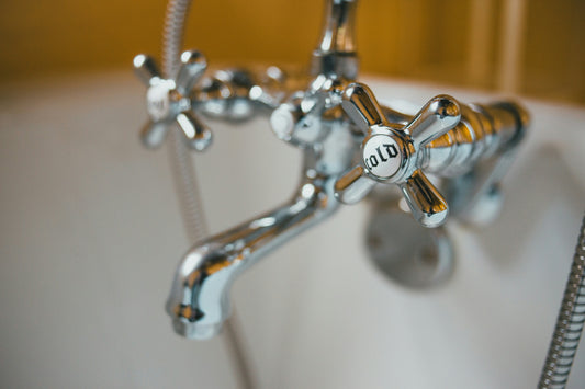 Bec de robinetterie chromé couvert de fines gouttes d'eau