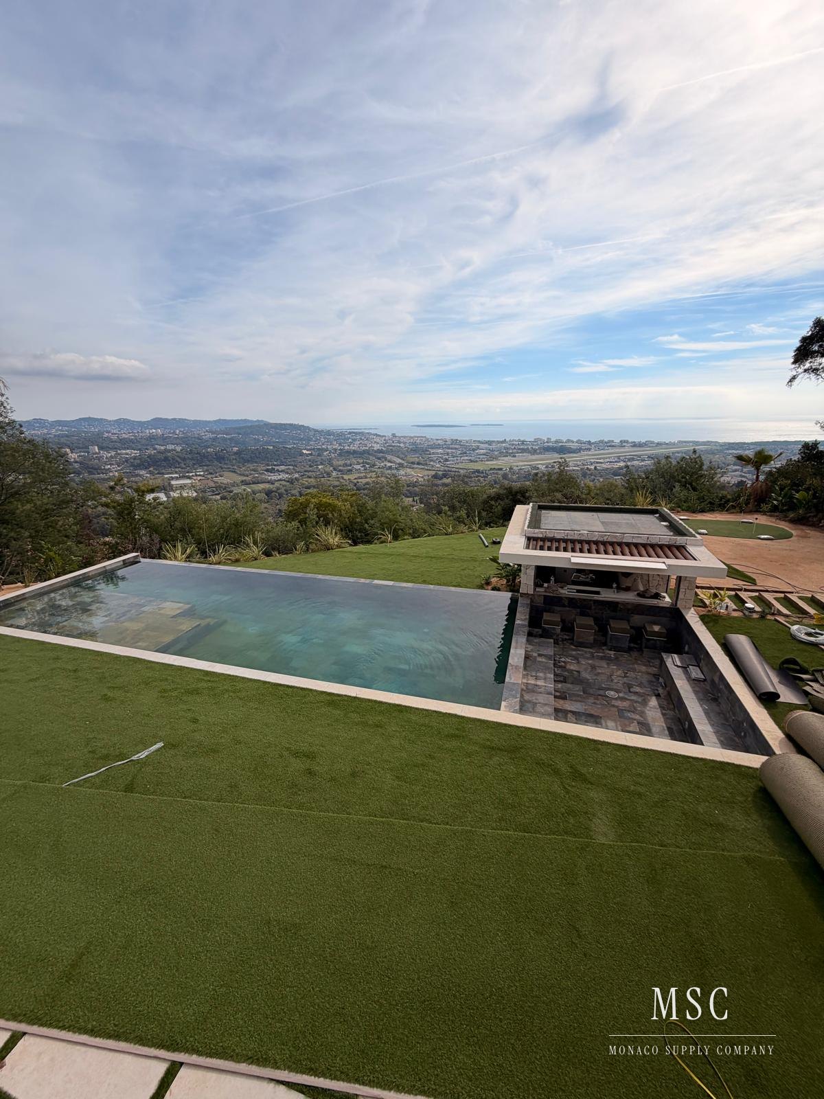 Villa Mandelieu — piscine à débordement en pierre de Bali, réalisation Monaco Supply Company
